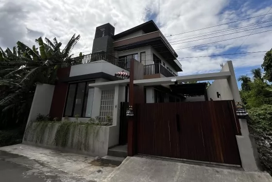 Rumah 2 Lantai Bergaya Tropis Modern