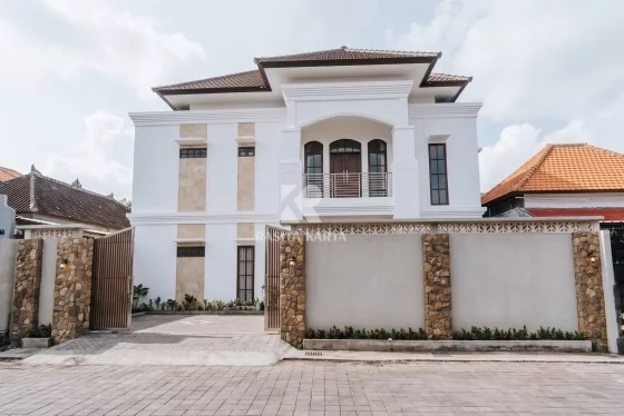 Rumah Tropis Klasik Modern 2 Lantai di Denpasar Selatan